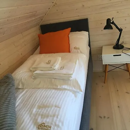 Rodzinka B&m Caloroczne W Stylu Skandynawskim Z Podgrzewany Basen I Mobilnym Zadaszeniem