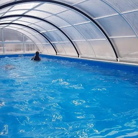 Rodzinka B&m Caloroczne W Stylu Skandynawskim Z Podgrzewany Basen I Mobilnym Zadaszeniem بيت للعطل *